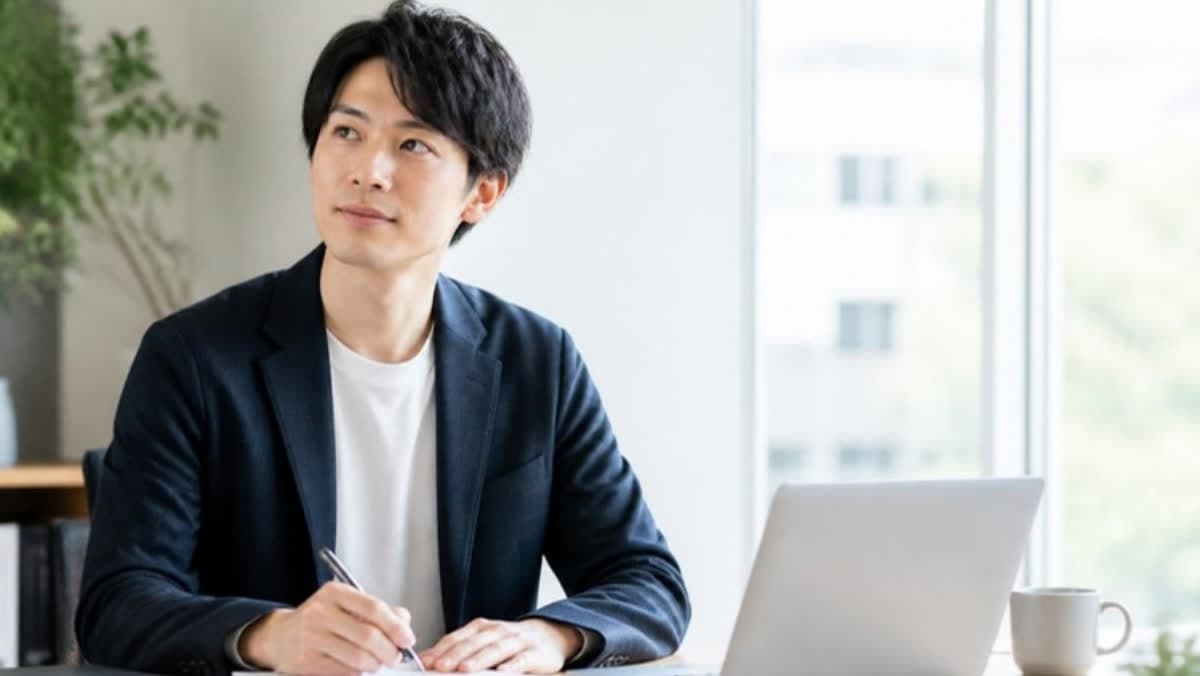 仕事に向き合い、集中して取り組んでいる様子